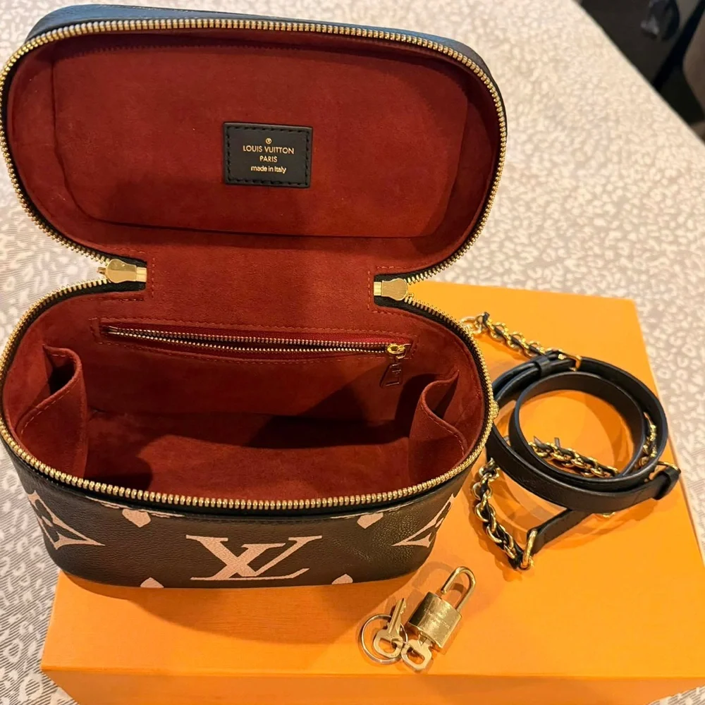 Louis Vuitton Black and Cream vanity Bag - Picture 3 of 8
